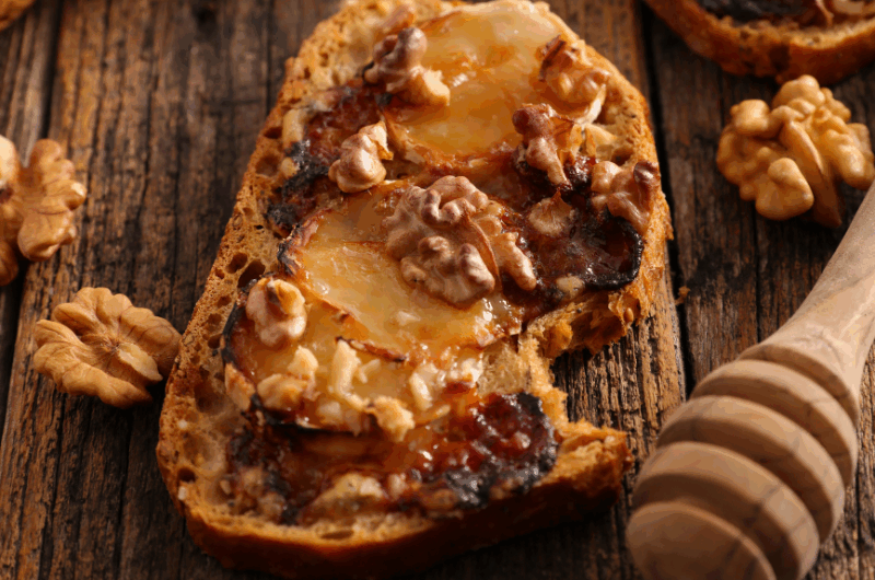 Mini tartines de chèvre frais, miel et noix