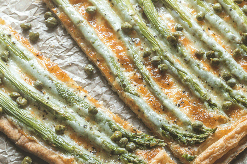 Tarte fine aux asperges vertes, chèvre frais et miel